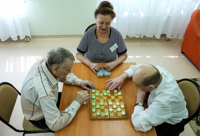 Научить уходу: с чего начать, чтобы российским старикам помогали «как в Европе»